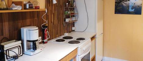 Refrigerador, parrilla de estufa y cafetera y tetera