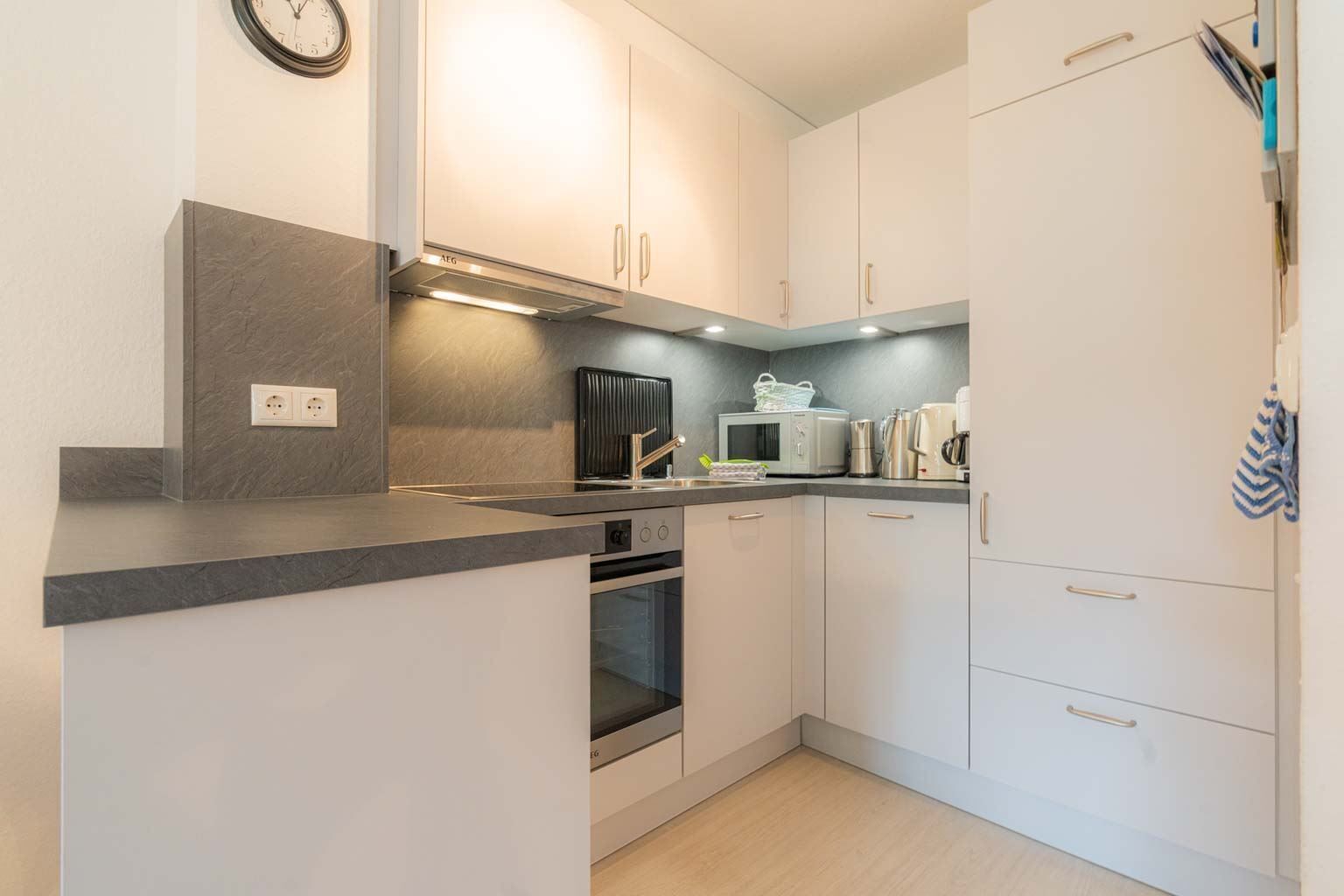 Geladeira, micro-ondas, fogão, lava-louças