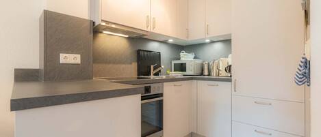 Geladeira, micro-ondas, fogão, lava-louças