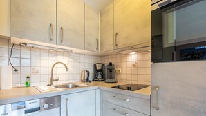 Kjøleskap, mikrobølgeovn, ovn og oppvaskmaskin