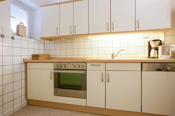 Køleskab, ovn, opvaskemaskine, spisebord