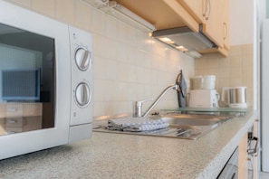 Kühlschrank, Mikrowelle, Ofen, Geschirrspüler