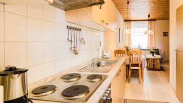 Frigorífico, microondas y horno