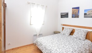 3 bedrooms, iron/ironing board, travel crib, free WiFi