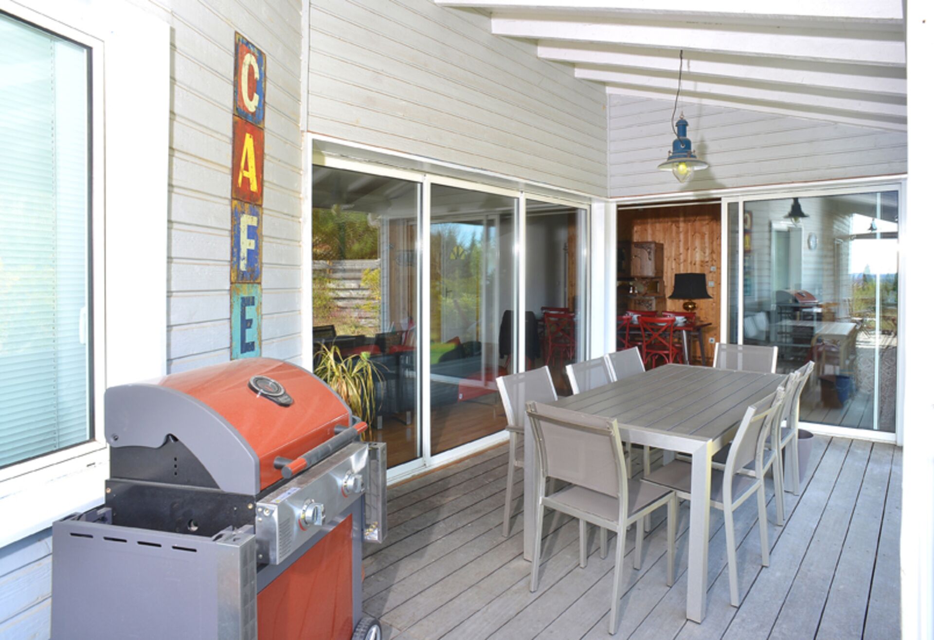 屋外ダイニングエリア