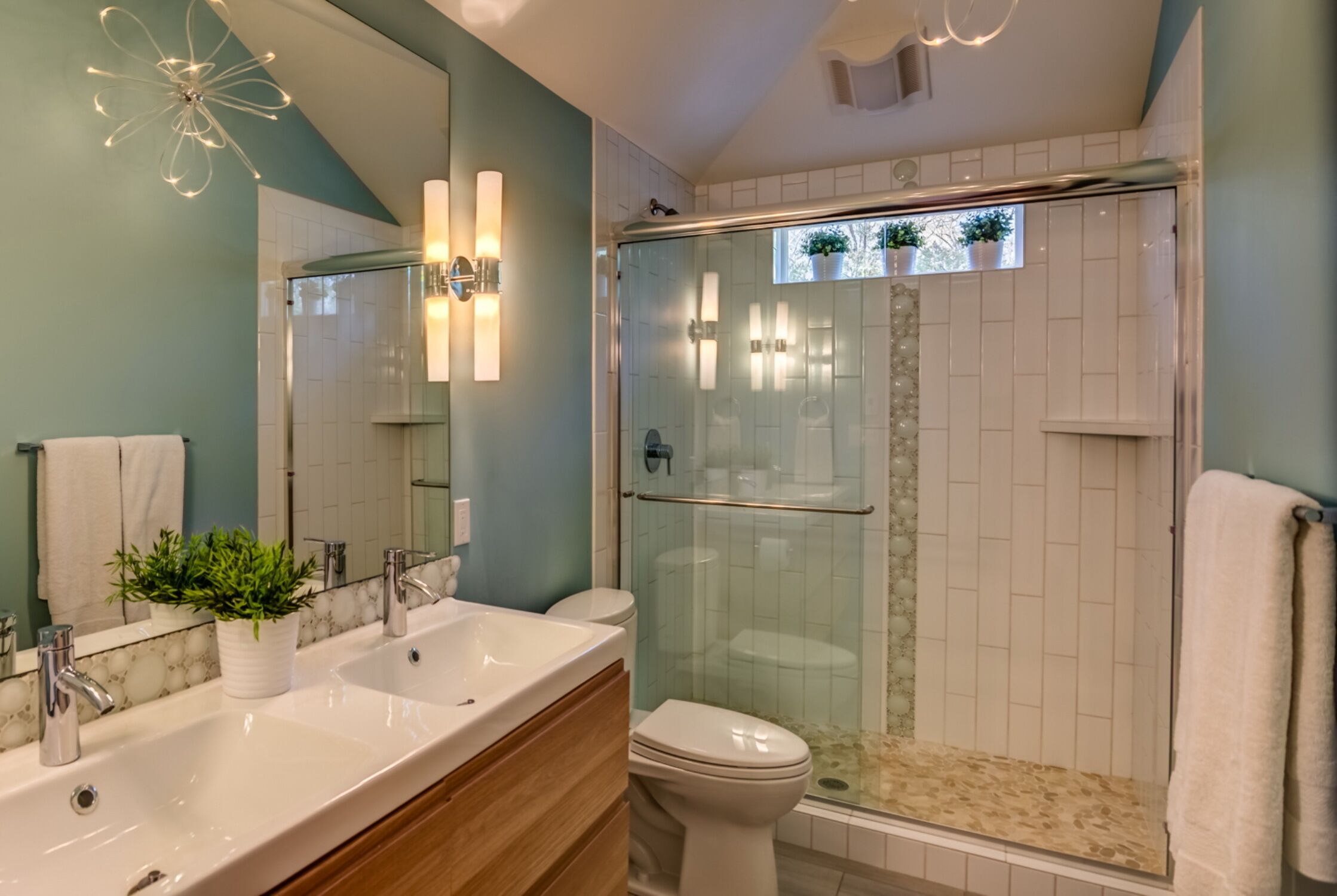 Combined shower/bathtub, hair dryer, towels, toilet paper