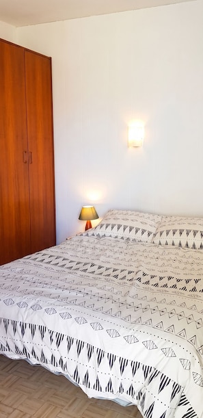 1 chambre, bureau, fer et planche à repasser