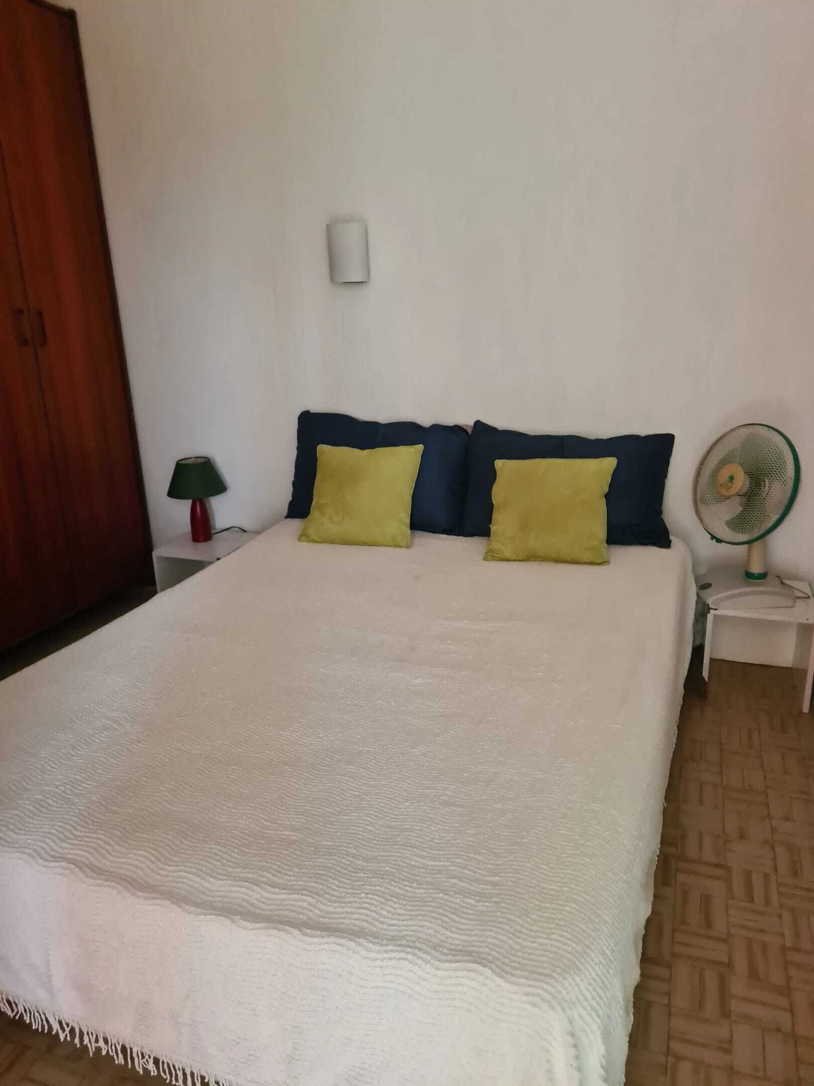 1 camera, una scrivania, ferro/asse da stiro