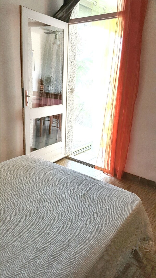 1 chambre, bureau, fer et planche à repasser