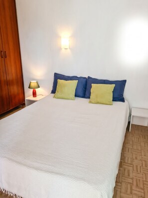 1 chambre, bureau, fer et planche à repasser