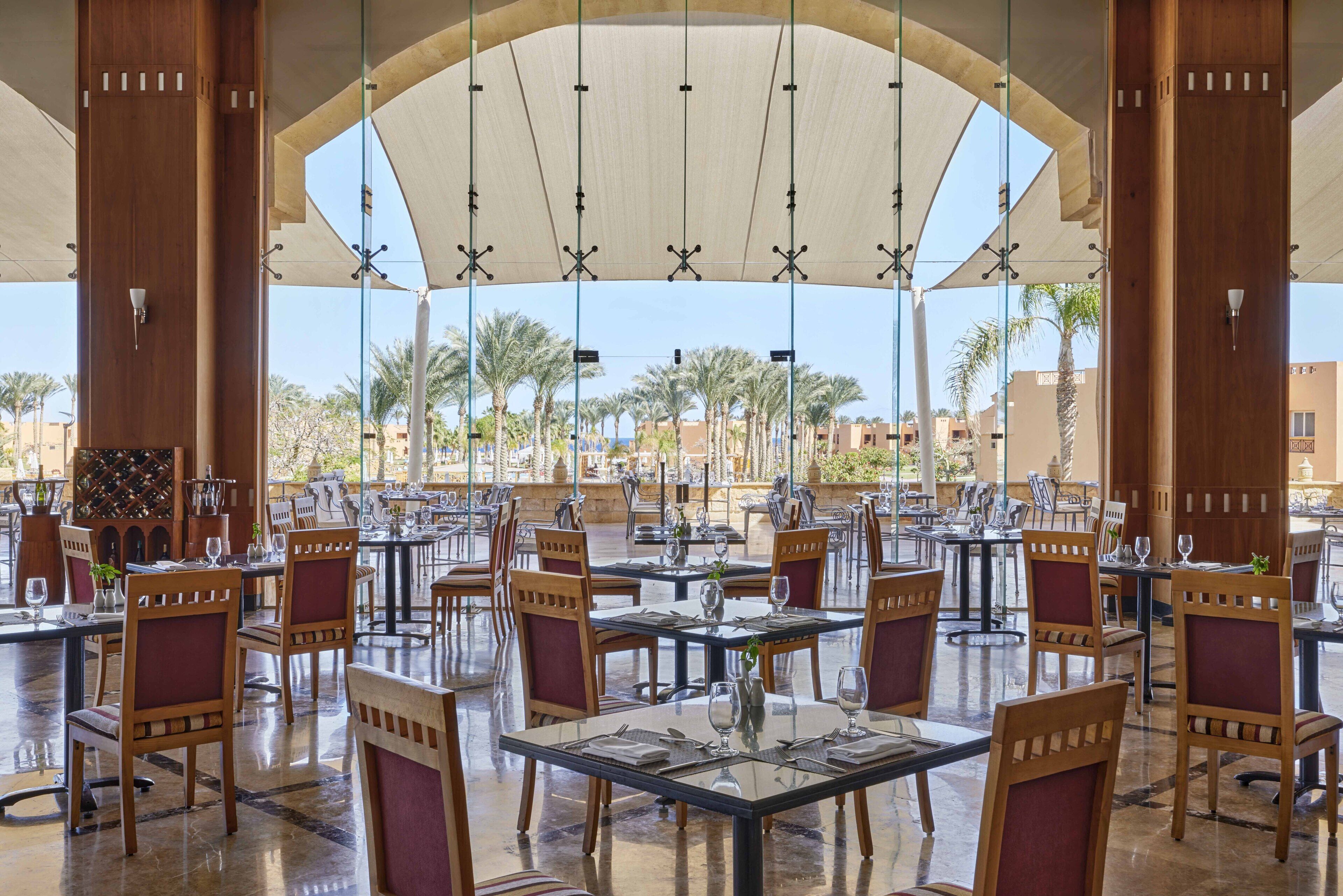 5 restaurantes; se sirve desayuno, almuerzo y cena