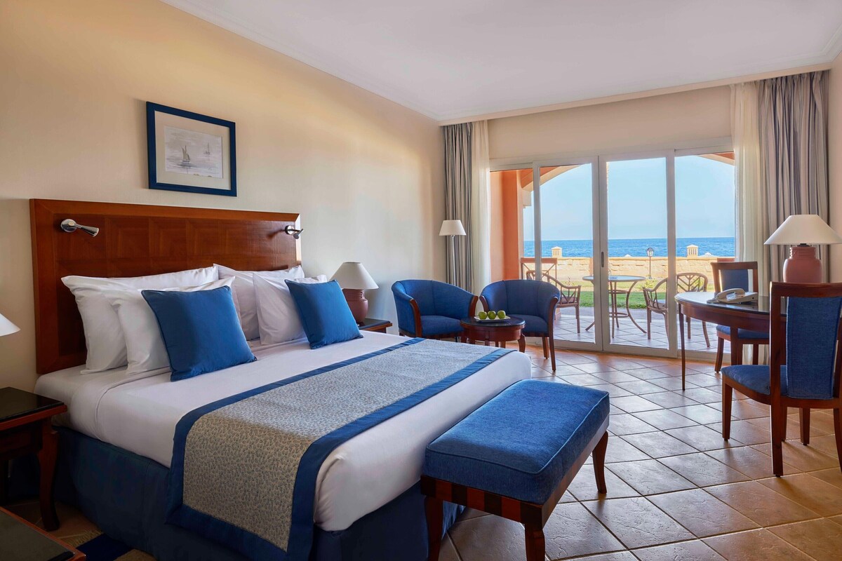 Junior Suite | Minibar, in-room safe, desk, iron/ironing board (on request)