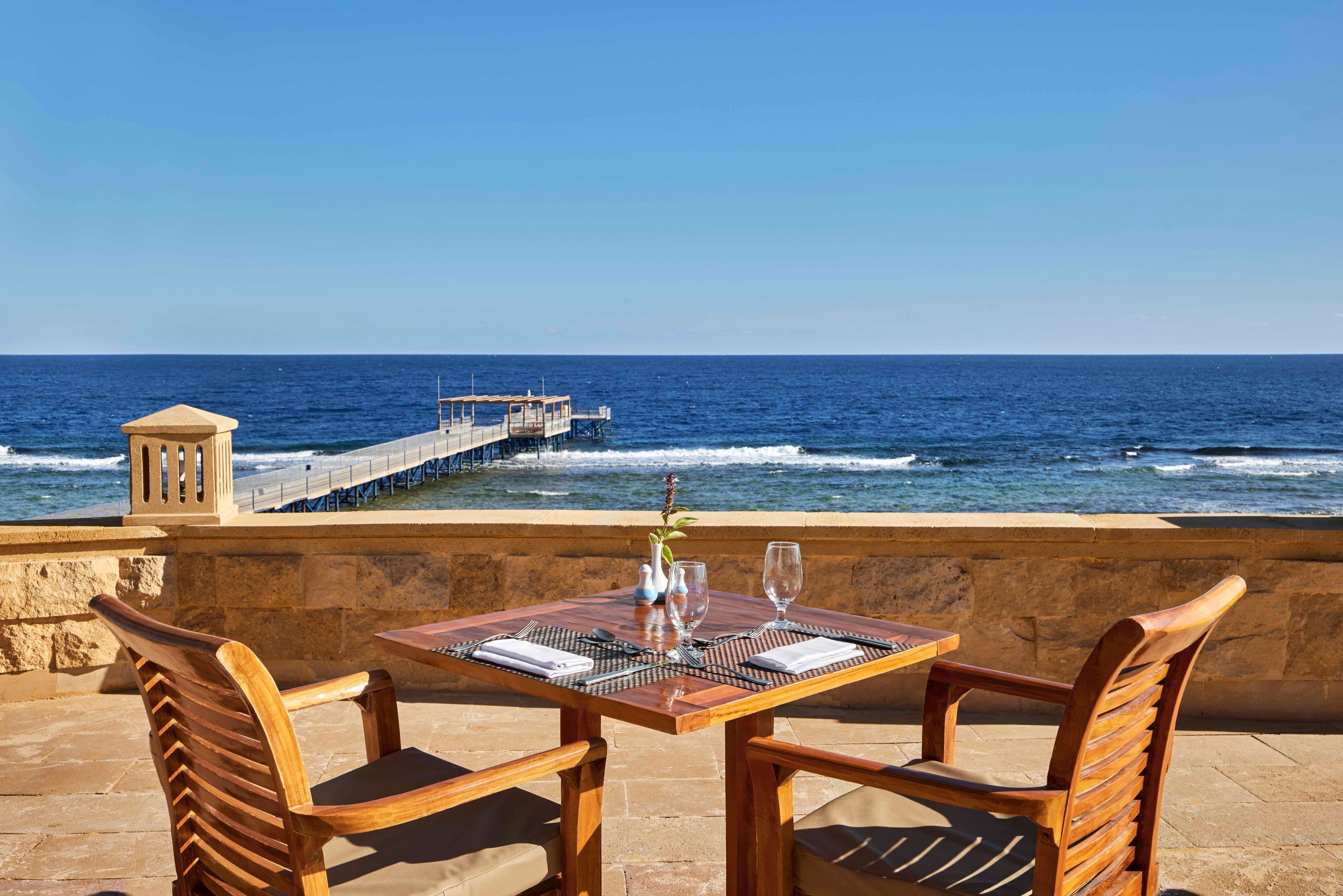 5 restaurants; breakfast, lunch and dinner served 