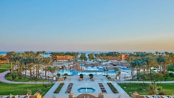 5 utendørsbassenger og solsenger