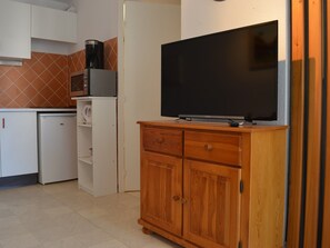 Interior - Cozy Studio with Terrace, Sleeps 4, Near Seaquarium, Parking Included (Le Grau-du-Roi)