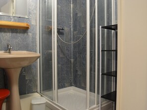 Bathroom - Cozy Studio with Terrace, Sleeps 4, Near Seaquarium, Parking Included (Le Grau-du-Roi)
