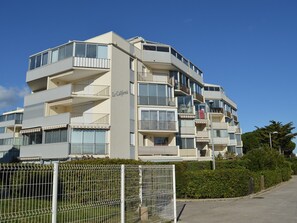 Exterior - Cozy Studio with Terrace, Sleeps 4, Near Seaquarium, Parking Included (Le Grau-du-Roi)