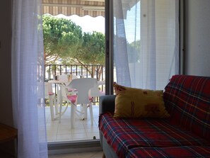 TV - Cozy Studio with Terrace, Sleeps 4, Near Seaquarium, Parking Included (Le Grau-du-Roi)