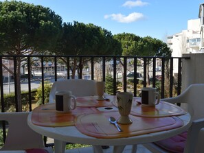 Outdoor dining - Cozy Studio with Terrace, Sleeps 4, Near Seaquarium, Parking Included (Le Grau-du-Roi)