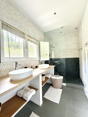 Badewanne, Haartrockner, Handtücher, Toilettenpapier
