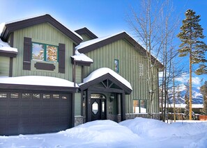 Exterior - Spacious. Private Hot Tub.Views. Deck. Pool Table. (Breckenridge)