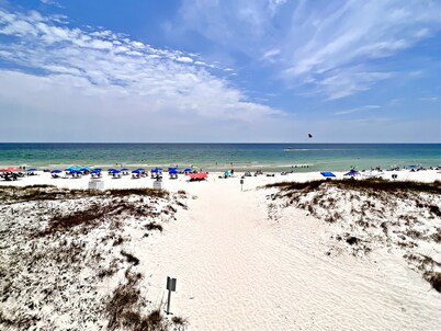 👣 Come get your toes in the sand ~~~ and a cold drink in your hand! 🍹