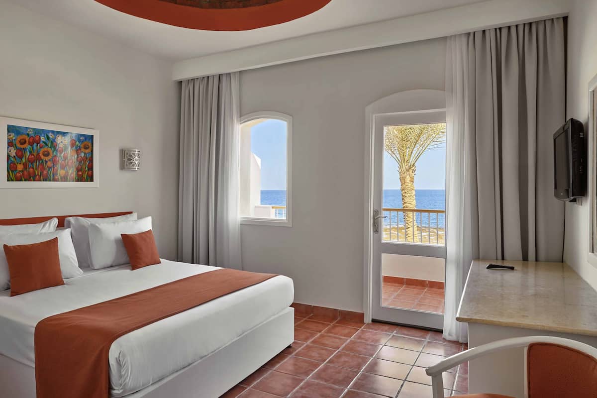 标准房, 海景 (Superior, King or Twin Bed) | 迷你吧、客房内保险箱、办公桌、遮光窗帘