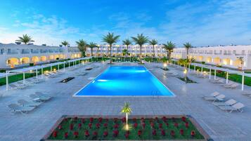 3 piscinas externas, espreguiçadeiras
