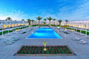 3 piscinas al aire libre, tumbonas