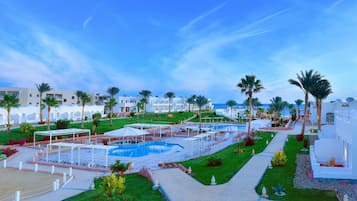 3 albercas al aire libre y camastros