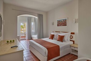 Habitación familiar, vistas al jardín (King Bed) | Minibar, caja fuerte, escritorio y cortinas opacas