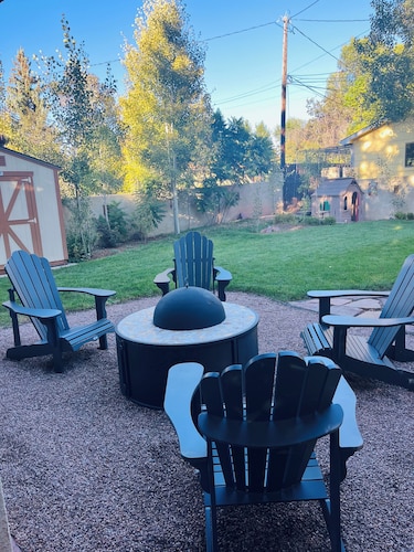 Hot tub, fire pit, grill, gym, and soaking spa bathtub! BEST YARD + HOUSE⭐️