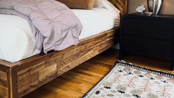 3 bedrooms, desk, iron/ironing board, travel crib