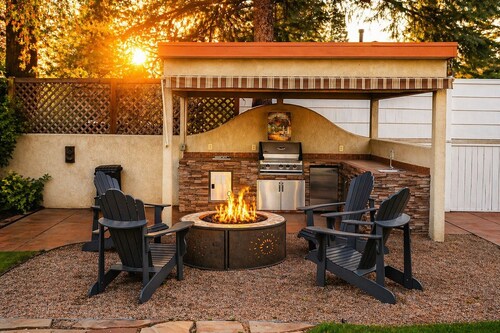 Hot tub, fire pit, grill, gym, and soaking spa bathtub! BEST YARD + HOUSE⭐️