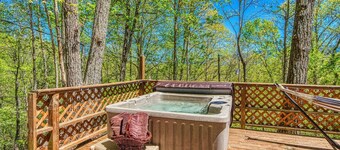 Your secret hideaway, Mtn views, hot tub, wood fire place, serenity, 