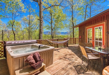 Outdoor dining. July 4th deals! Your secret cozy hideaway. Mtn views, hot tub, wood fire place.
