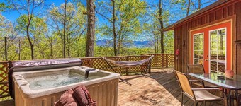 Vue sur la montagne avec bain à remous. Cadre isolé. Deux chouettes et une vue.