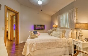 2 bedrooms, desk, iron/ironing board, travel cot - July 4th deals! Your secret cozy hideaway. Mtn views, hot tub, wood fire place. (Sevierville)