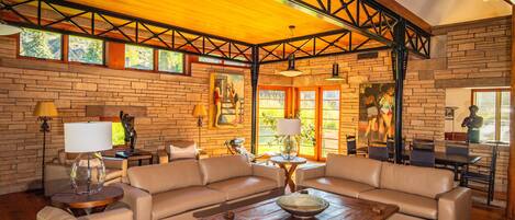 تلفزيون ذكي، مدفأة، مشغل دي في دي، كُتُب