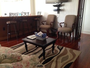 Een televisie, een dvd-speler, boeken en een filmbibliotheek