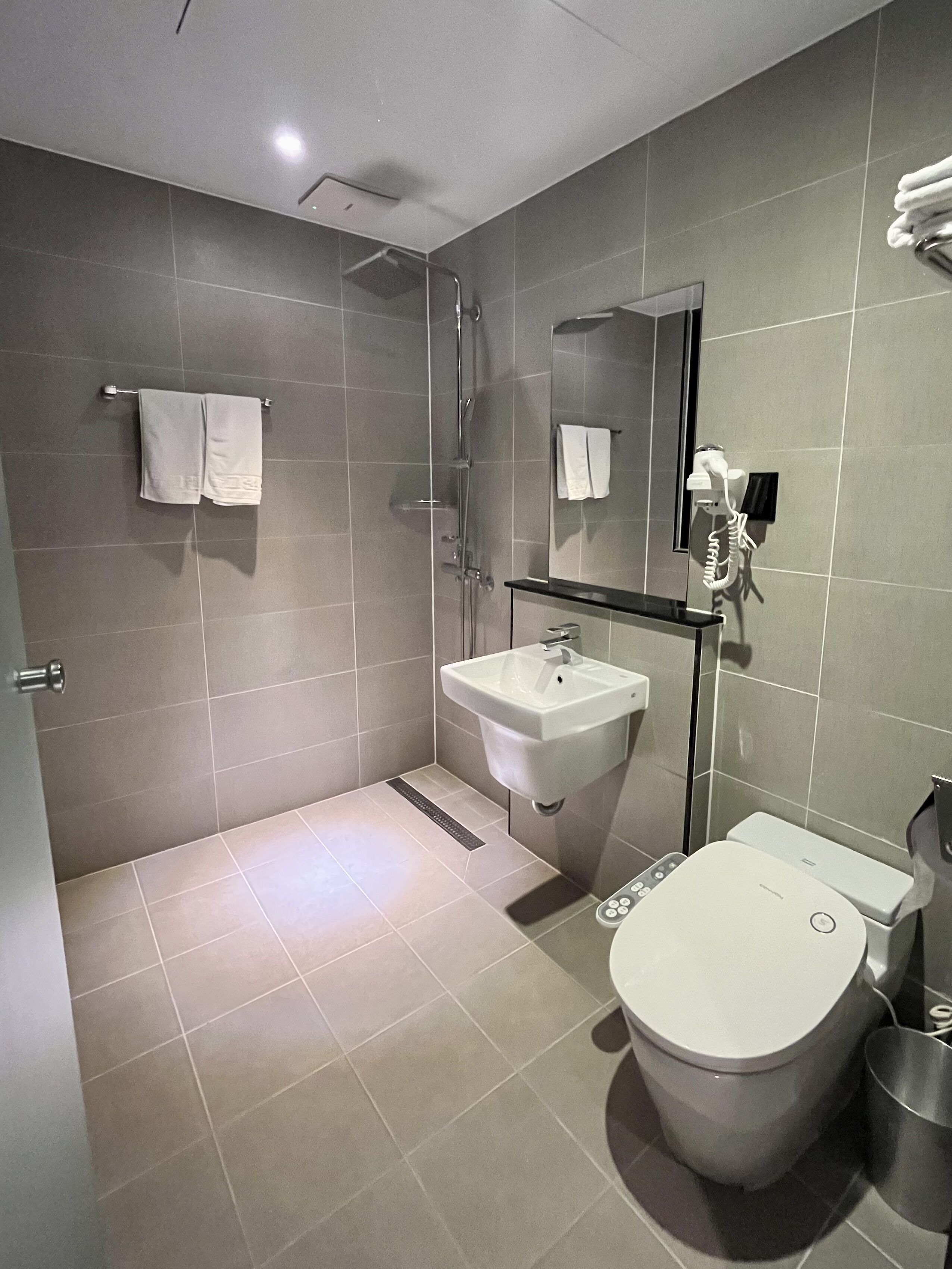 standard room | bathroom | free toiletries, hair dryer, dressing gowns, slippers