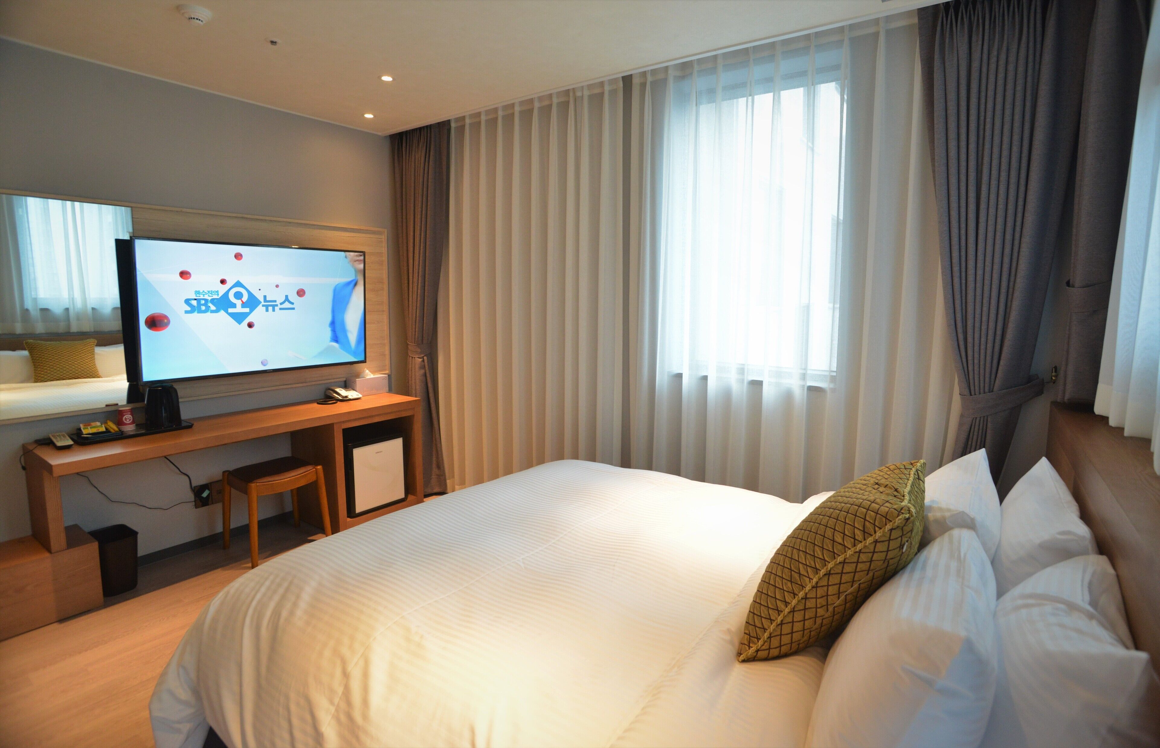 standard room | premium bedding, down duvets, desk, laptop workspace