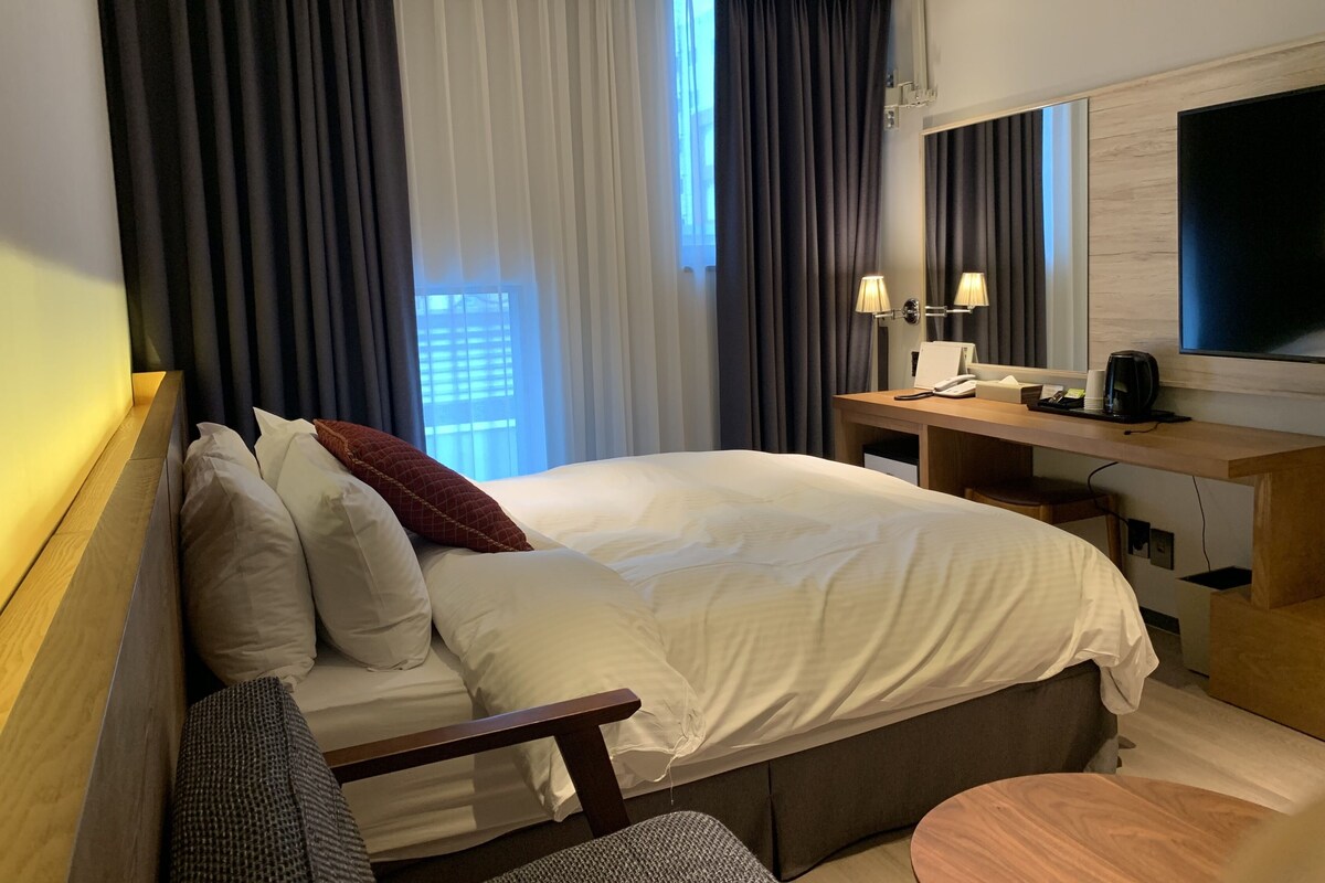 Premium bedding, down comforters, desk, laptop workspace