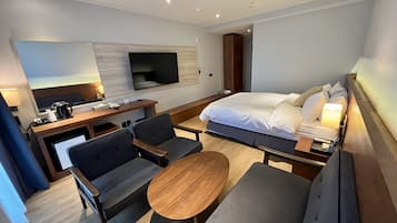 Deluxe Double Room B | Premium bedding, down comforters, desk, laptop workspace