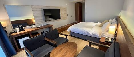 Habitación Deluxe doble (B) | Ropa de cama de alta calidad, edredones de plumas, escritorio