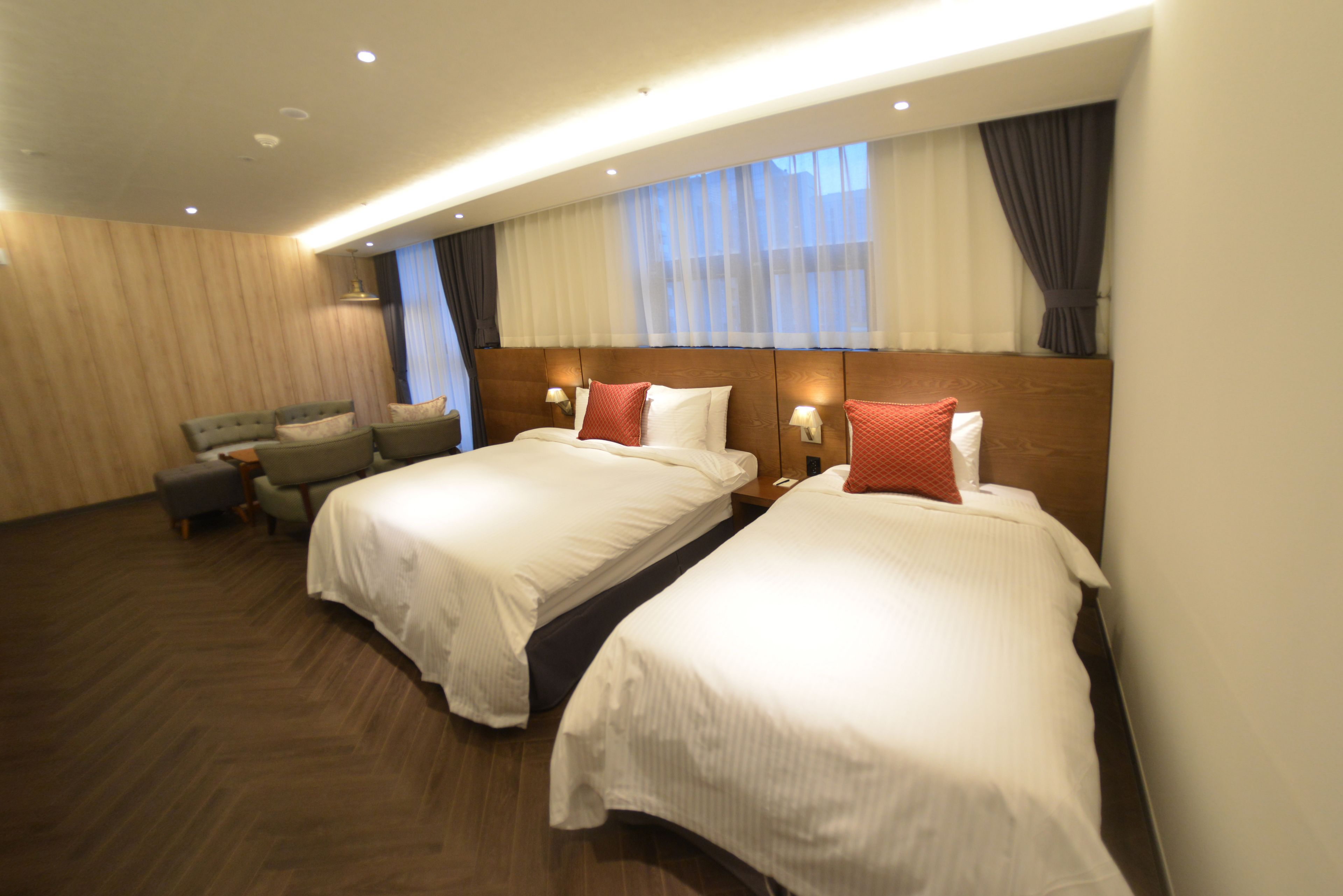 suite | premium bedding, down duvets, desk, laptop workspace