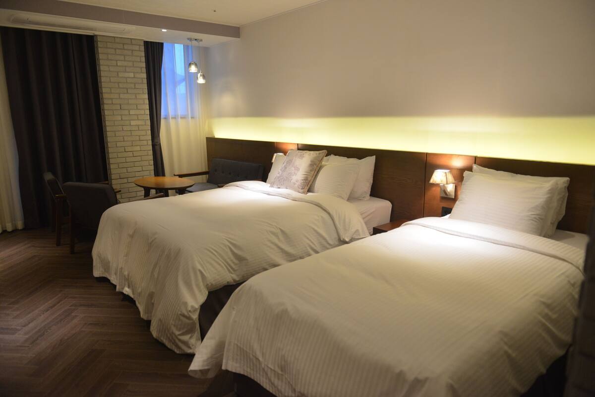 Family Twin Room | Premium bedding, down comforters, desk, laptop workspace