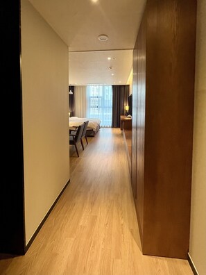 Super Deluxe | Premium bedding, down duvets, desk, laptop workspace - New Grand Hotel (Jinju)