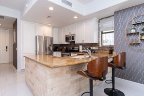 Een koelkast, een magnetron, een oven, een kookplaat