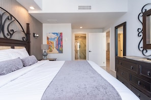 3 bedrooms, pillowtop beds, iron/ironing board, free WiFi